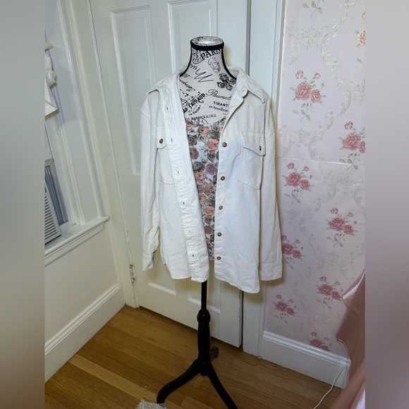 LYDIA’S FLORAL TOP 5x02 - Picture 2 of 3